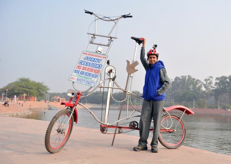 Indijac se po svijetu vozi na divovskom biciklu
