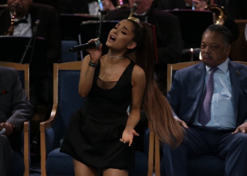 Ariana Grande našla se na meti kritika zbog kratke haljinice na sprovodu