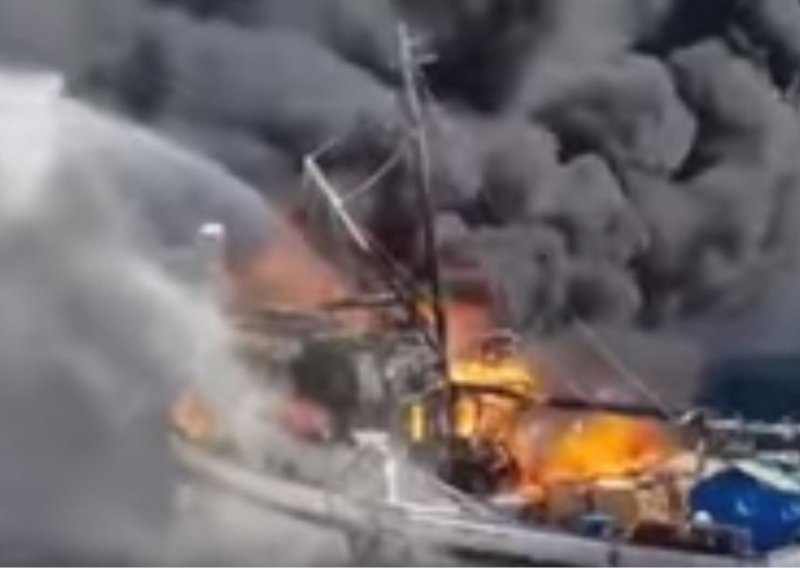 Osam osoba spašeno s ribarice u plamenu između Ugljana i Iža