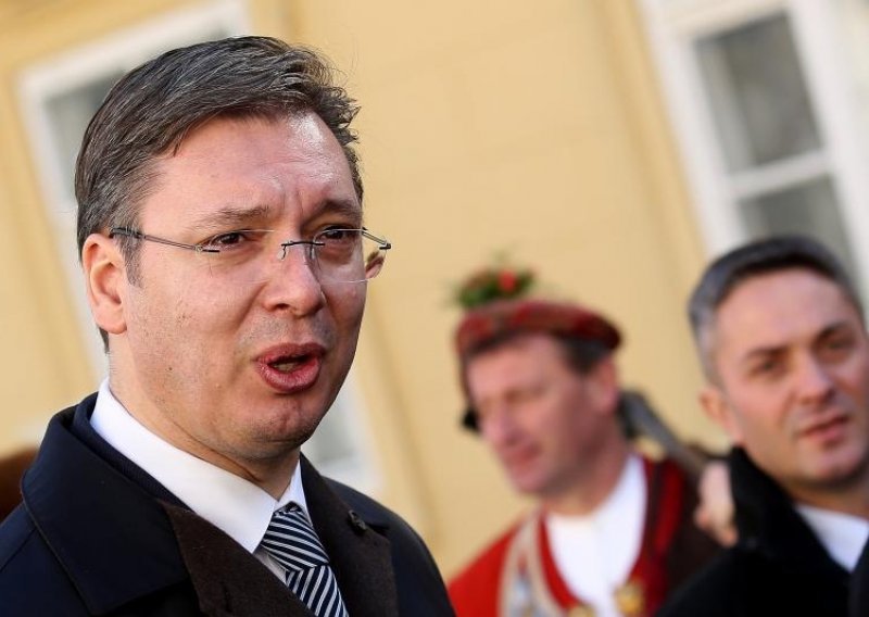 Srbijanski novinari Vučiću: Odluči jesi li čovjek ili vol!