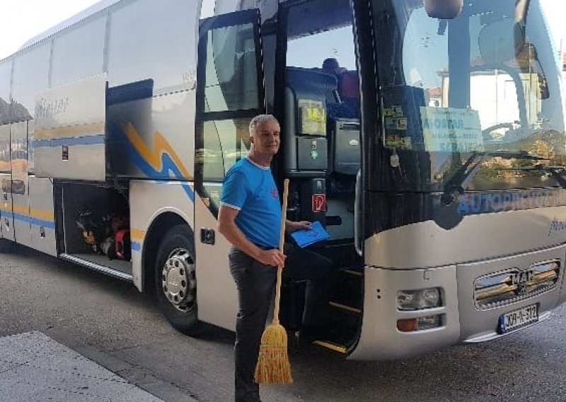 Kakav peh: Lijanović u kampanju krenuo autobusom i s metlom, pa doživio lakšu nesreću