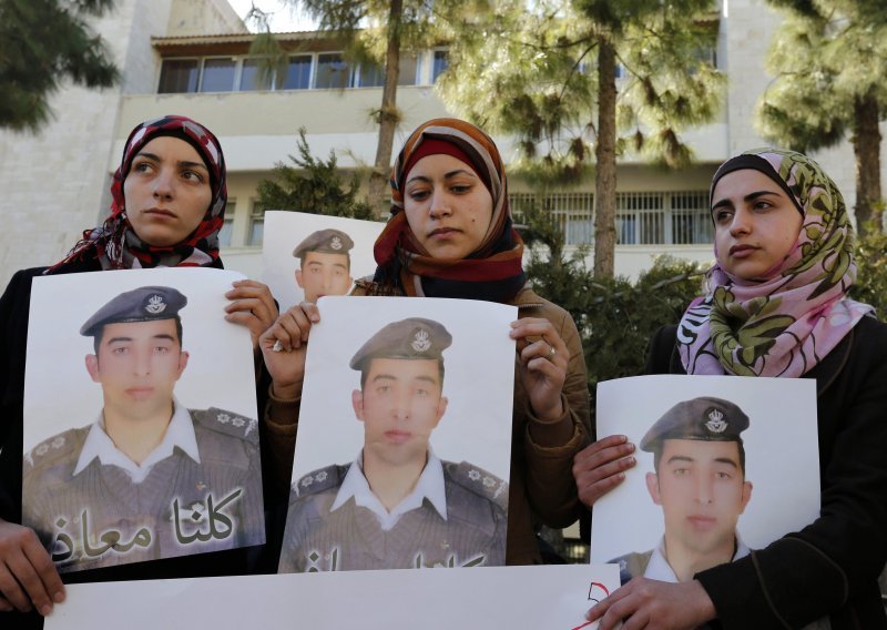 IS tvrdi da je jordanskog pilota živog spalio