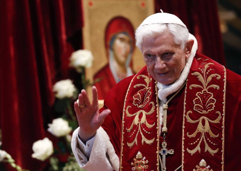 Papu ostanak u Vatikanu štiti od mogućih progona zbog pedofilije