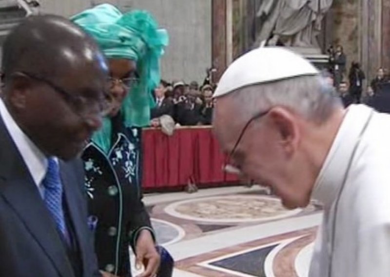 Papa Franjo se naklonio diktatoru Mugabeu
