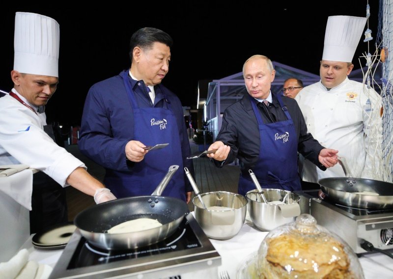 Putin i prvi čovjek Kine Xi Jinping pekli palačinke s kavijarom. Pogledajte kako su se snašli