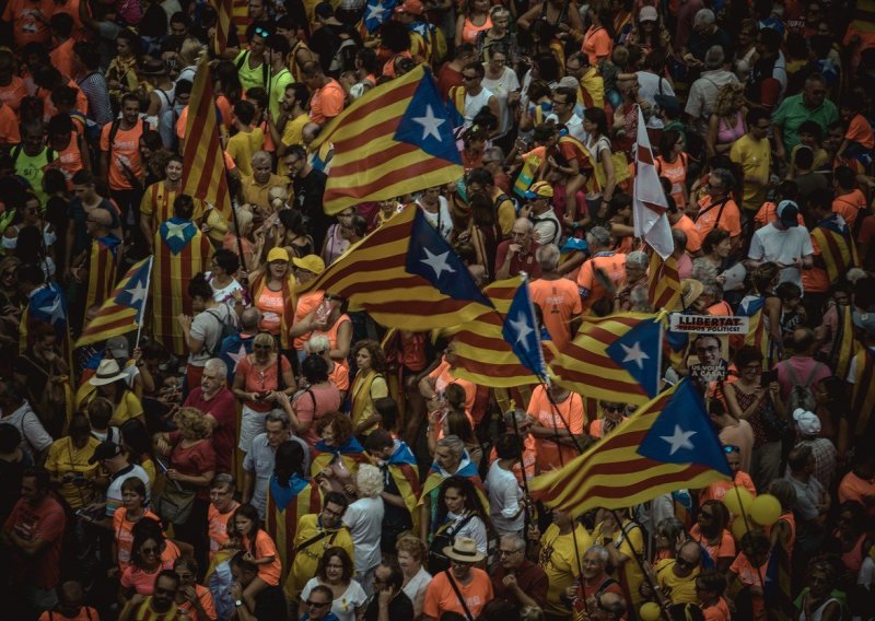 Katalonci slave svoj dan. Evo kako izgleda kada milijun njih slavi na ulicama