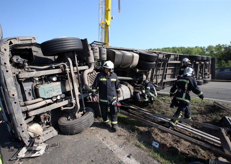 Na cesti Otočac-Perušić u prevrtanju kamiona poginuo vozač