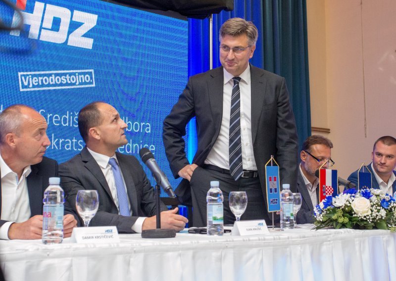 HDZ na Facebooku likuje zbog pada rejtinga Grabar Kitarović