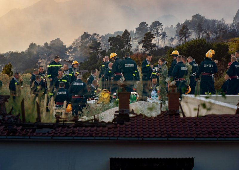 Vatrogasci s Pelješca i kanader hitno prebačeni kod Dubrovnika, buknuo požar i u Zadarskoj županiji