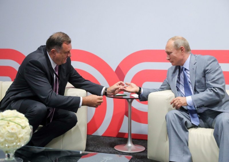 Putin Dodiku zaželio uspjeh na izborima u BiH, a od premijera RS-a dobio je značku