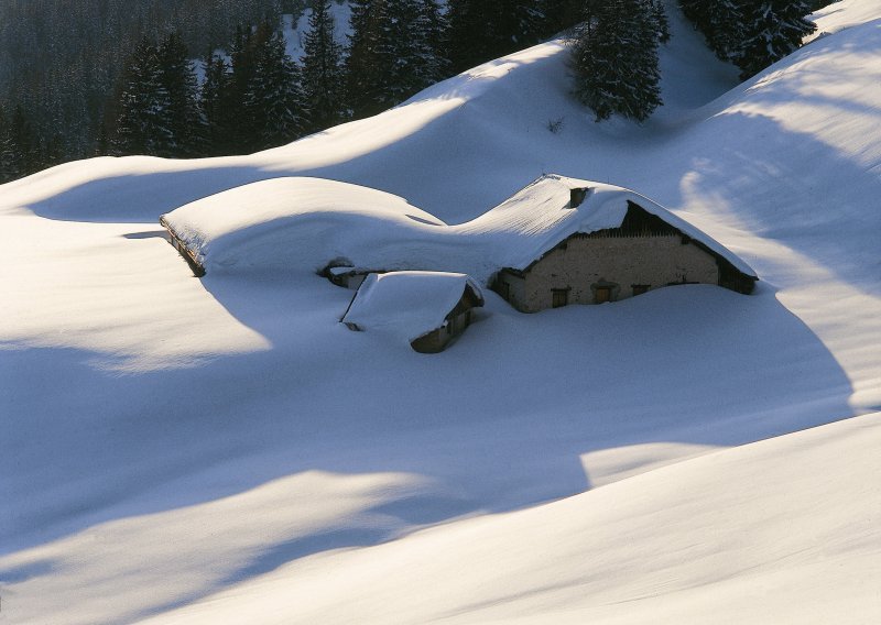 [FOTO/VIDEO] Austriju zamela mećava: Dvoje ljudi poginulo, skijaši strahuju od lavina