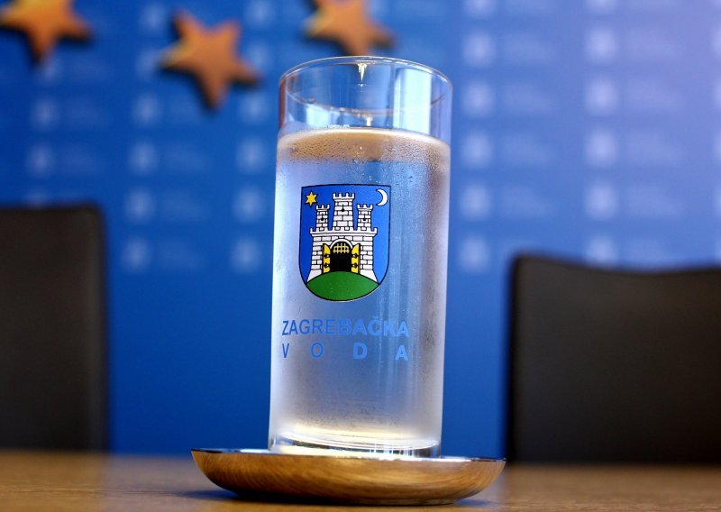 Zaposlenici Grada i Holdinga pit će vodu iz posebno dizajniranih čaša