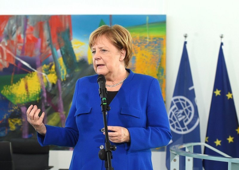 Merkel nudi 'malu pomoć' u rješenju arbitražnog problema Slovenije i Hrvatske
