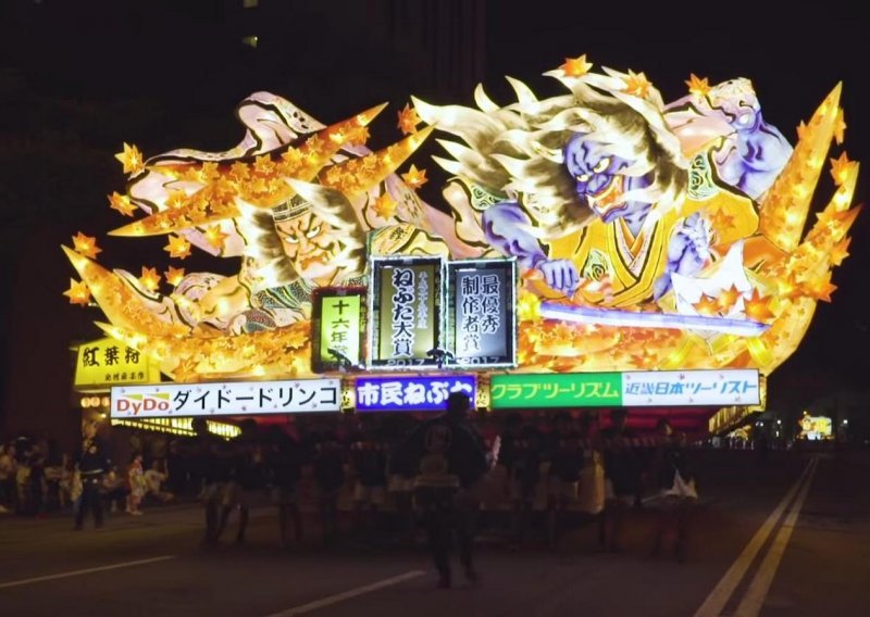 Japanski ljetni festival bogatstvo je svjetla i boja