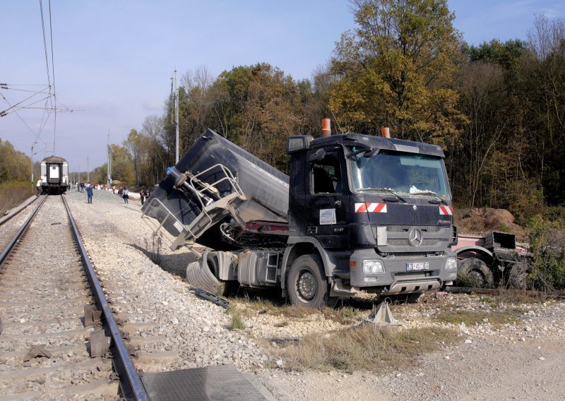 Nesreća kod Vrbovca: Brzi vlak udario kamion, ima ozlijeđenih