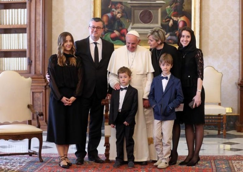 Tko je premijerovoj djeci platio put u Vatikan?
