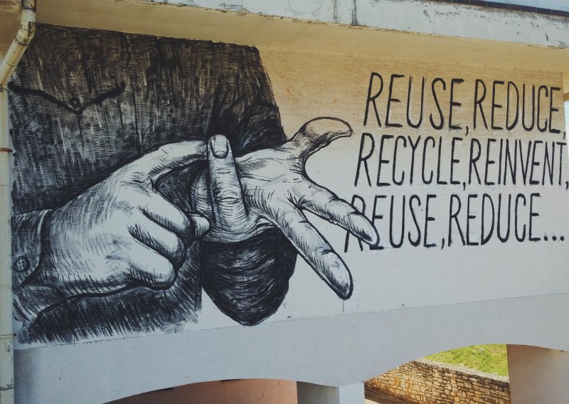 Zbog tri prsta sa škole uklonjen mural ekološke tematike