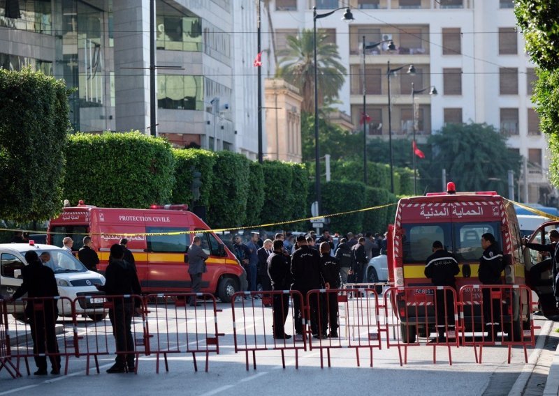 Žena se raznijela u centru Tunisa, ranjeno osam policajaca i jedan civil