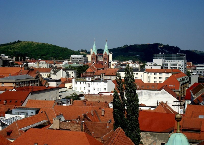 Pet osoba ranjeno, a uništeno najmanje 15 stanova u eksploziji u Mariboru