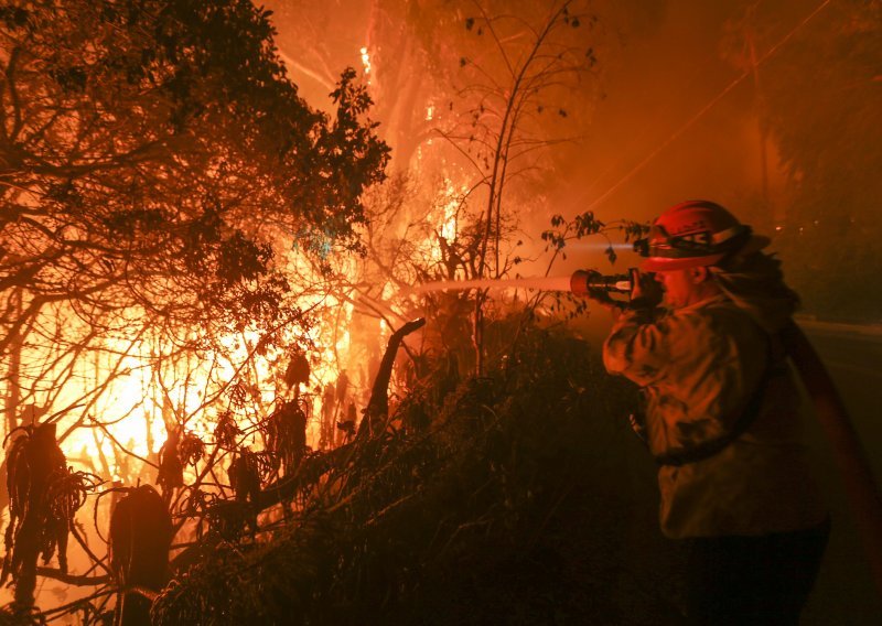 Kalifornijom opet bijesne požari, najmanje devet mrtvih