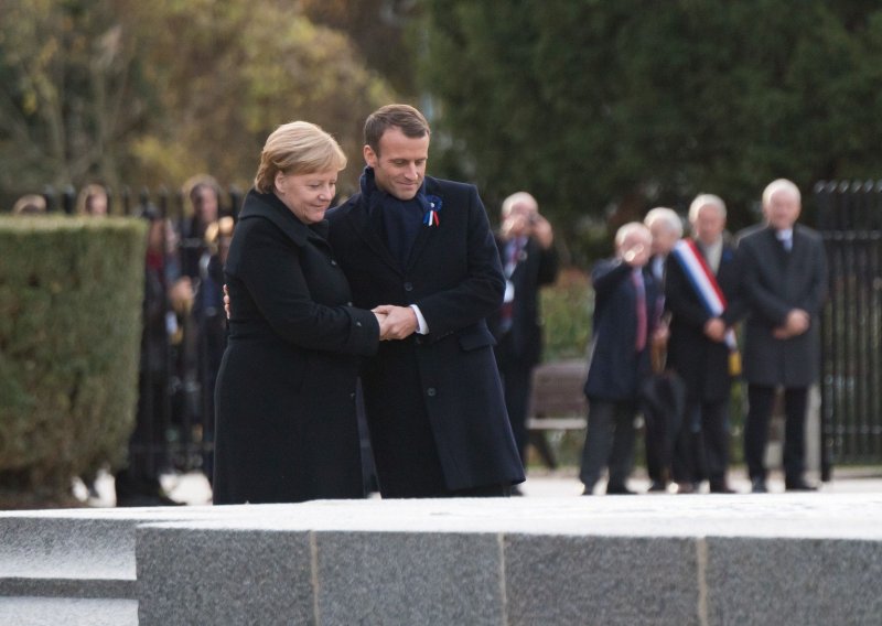Francuska obilježava kraj Prvog svjetskog rata, Merkel i Macron u zagrljaju