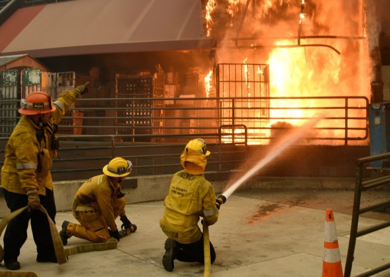 Sve više stradalih u katastrofalnim požarima u Kaliforniji, broj mrtvih dosegao 31