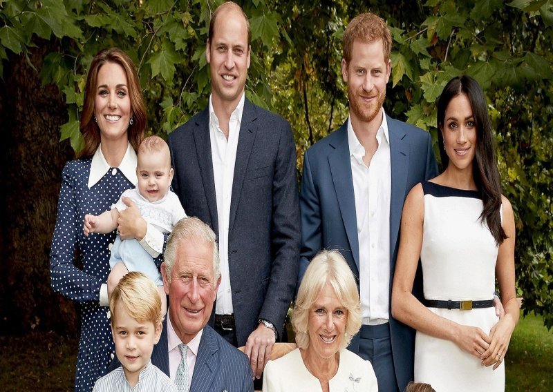 Je li ovo razlog zašto na novom kraljevskom obiteljskom portretu nema i kraljice Elizabete