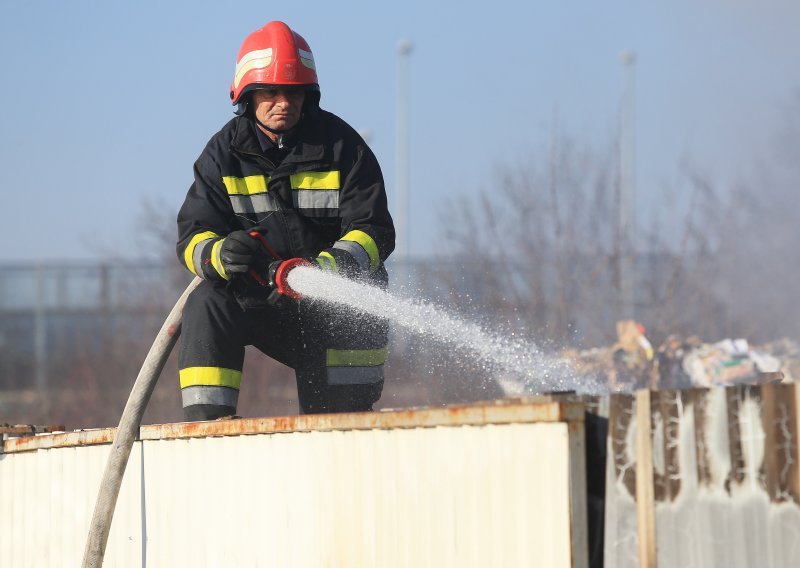 Ugašen požar radionice u zagrebačkom Stenjevcu