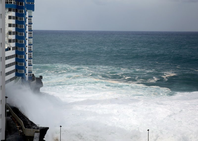 Snažna oluja pogodila Tenerife, razorni valovi rušili balkone na zgradama