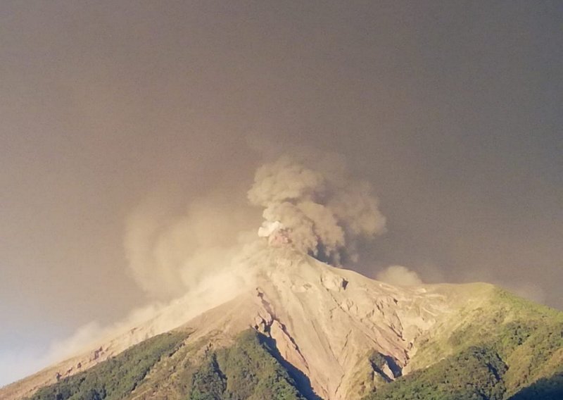 Zbog nove erupcije vulkana Fuego evakuirano 4000 stanovnika