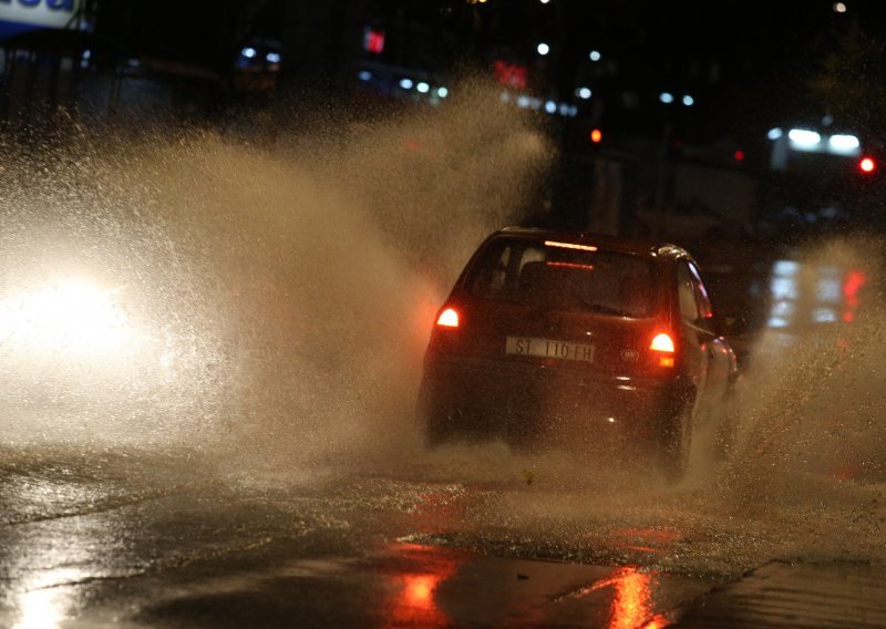 Jaka kiša potopila Split, vatrogasci u jednoj večeri imali 20-ak intervencija