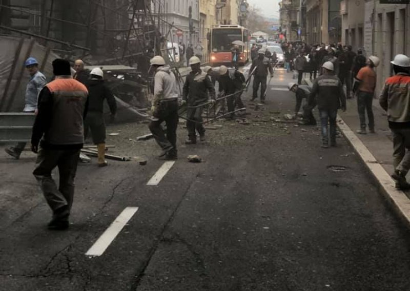 U Rijeci se srušila skela i pala na Adamićevu ulicu; blokiran promet u središtu grada