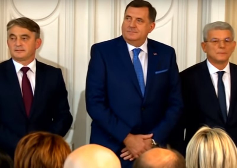 Komšić i Džaferović prijavit će Dodika zbog unošenja zastave RS-a u predsjedništvo