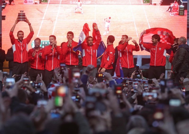 Teniski šampioni stigli na Trg bana Jelačića, dočekale ih tisuće veselih navijača