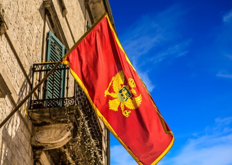 Drakonske kazne za korištenje crnogorske zastave kao prostirke ili zavjese