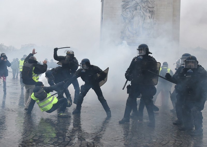 Na meti 'žutih prsluka' u Francuskoj i novinari