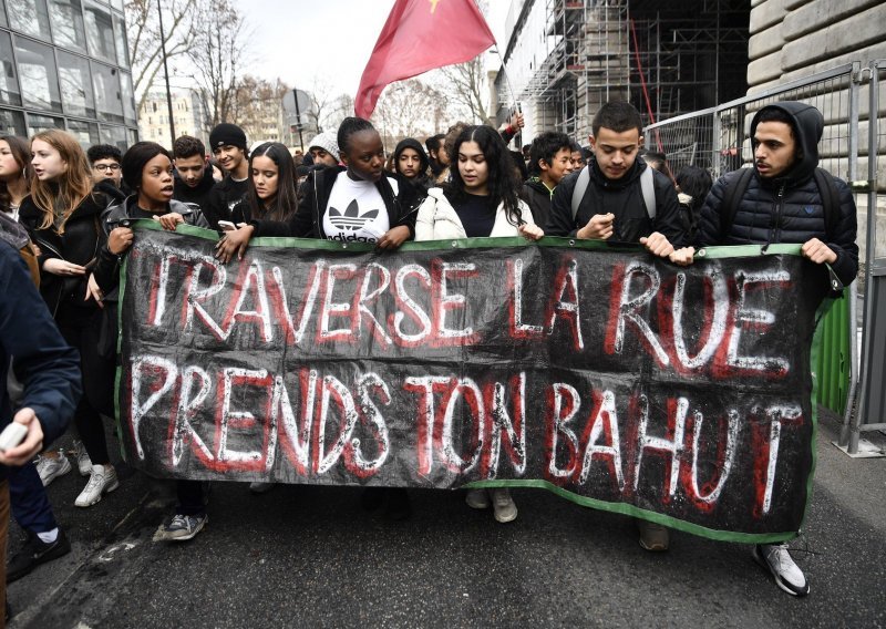 Francuska vlada brani strogo postupanje policije prema srednjoškolcima
