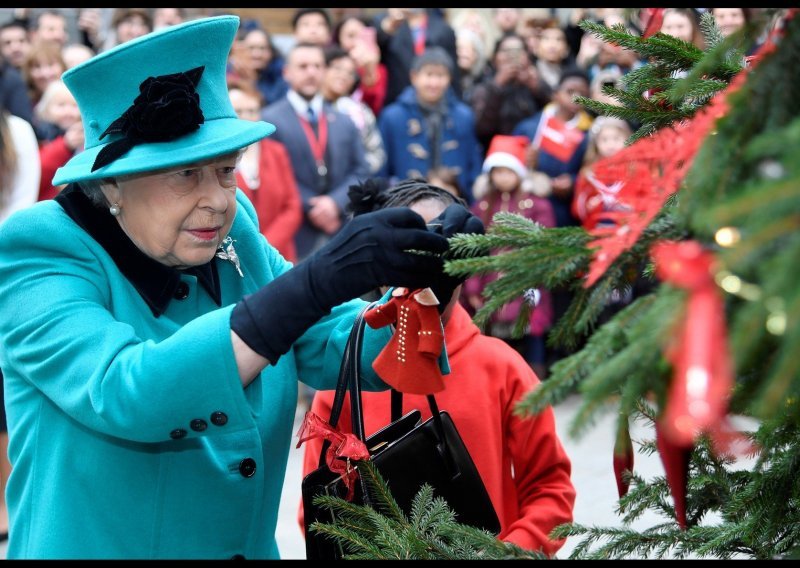 Pogledajte kako je kraljica Elizabeta okitila Buckinghamsku palaču