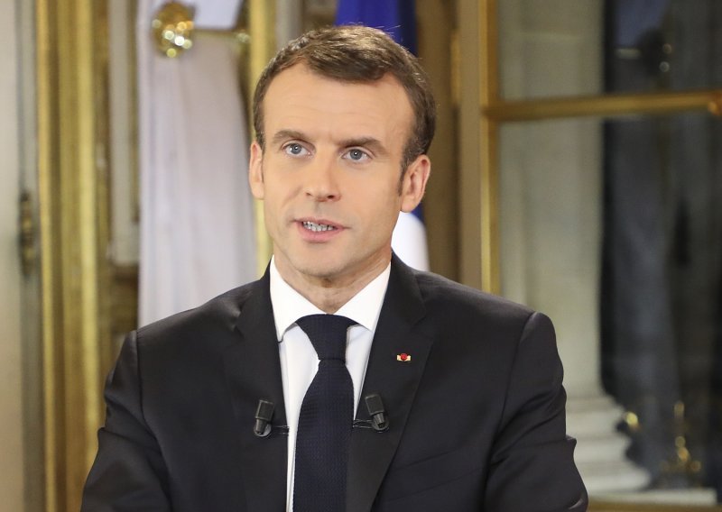 Macron u novogodišnjoj poruci: Prestanimo se omalovažavati
