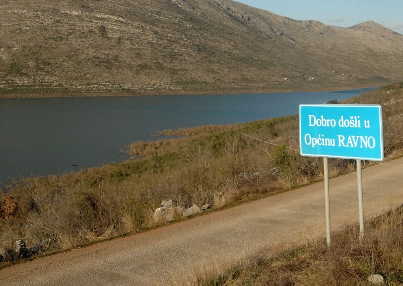 Oskvrnuto spomen obilježje hrvatskim braniteljima nedaleko Dubrovnika