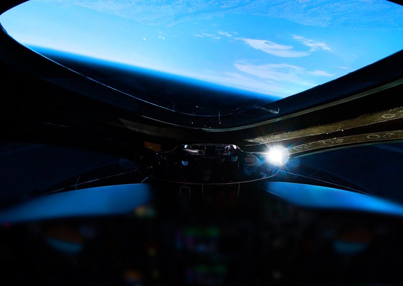 [FOTO/VIDEO] Nastavlja se utrka milijardera; svemirski brod Richarda Bransona stigao gotovo do granice Zemlje i svemira