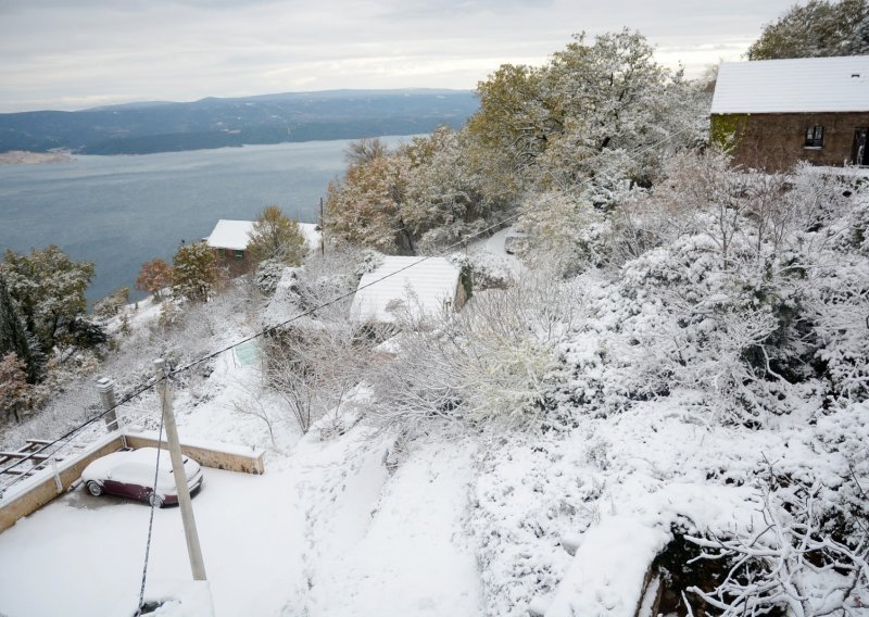 Snježna mećava pogodila Makarsku rivijeru, bijeli se i na Braču