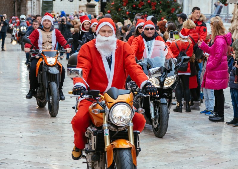 Motorizirani Djedovi Mrazovi stigli na Stradun! Pogledajte kako su razveselili najmlađe i turiste koji su se tamo zatekli