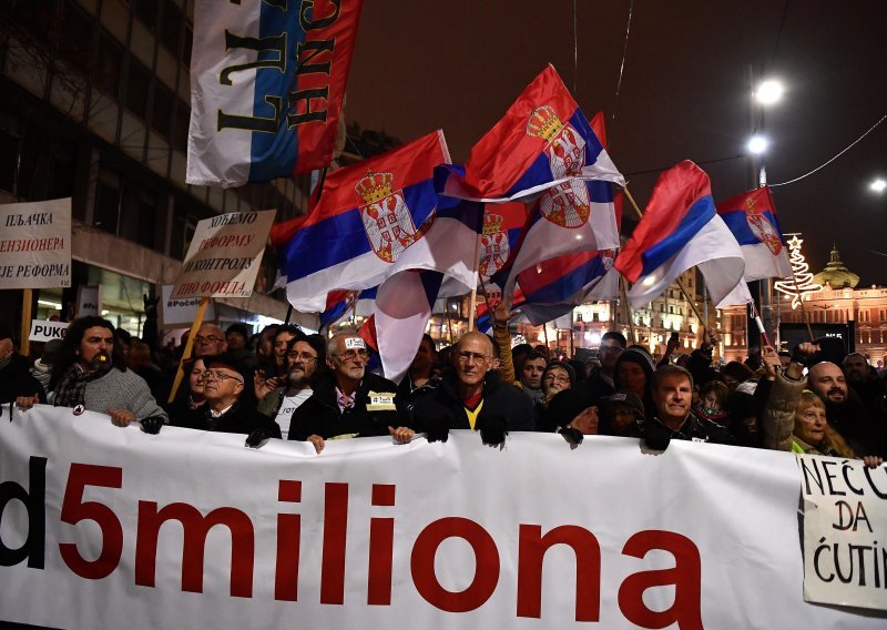 U Beogradu 50.000 ljudi prosvjeduje protiv Vučića, a on kaže da 'uživa'