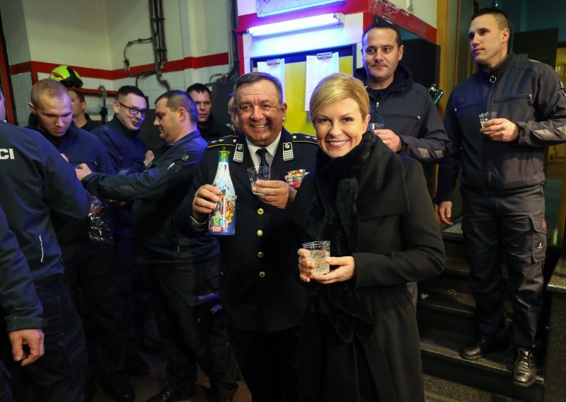 Predsjednica Novu godinu dočekala sa zagrebačkim vatrogascima i policajcima