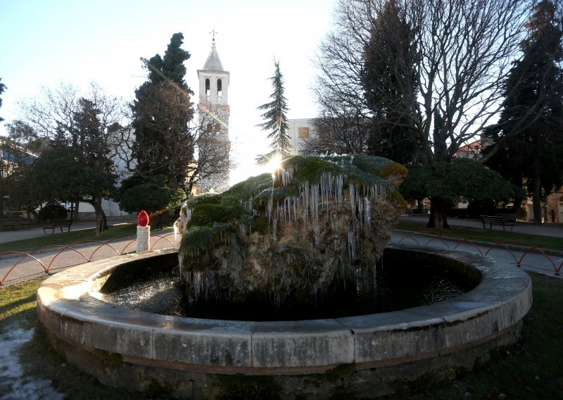 Zaleđene fontane, smrznuti ljudi: Pogledajte kako je hladnoća okovala Hrvatsku