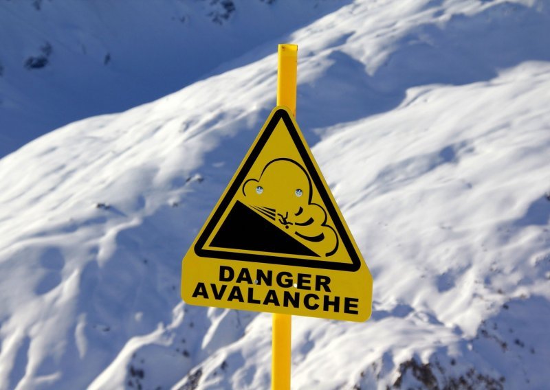 Nekoliko skijaša zatrpano u lavini u švicarskom zimovalištu
