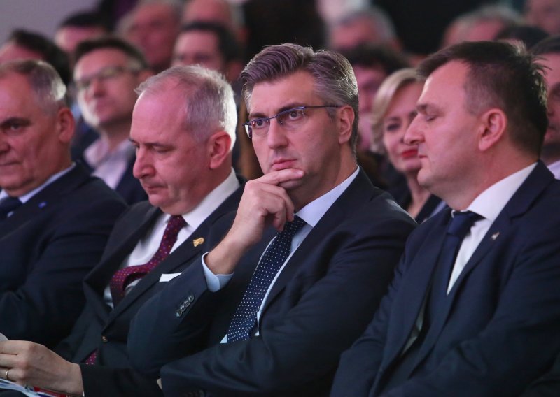 Plenković: Vlada će u ponedjeljak poništiti natječaj o nabavci borbenih aviona