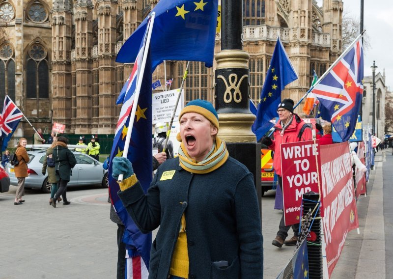Ludilo u Londonu: Pogledajte kako Britanci prosvjeduju uoči večerašnje odluke o Brexitu