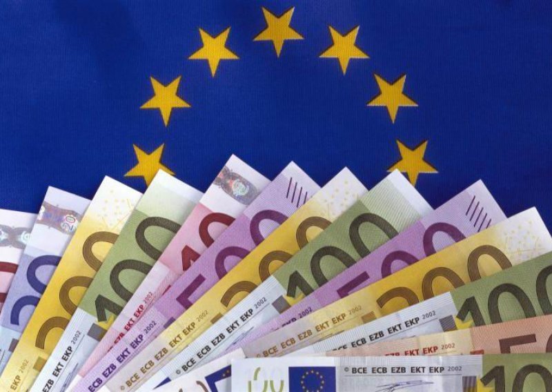 Euro opet pod pritiskom dužničke krize